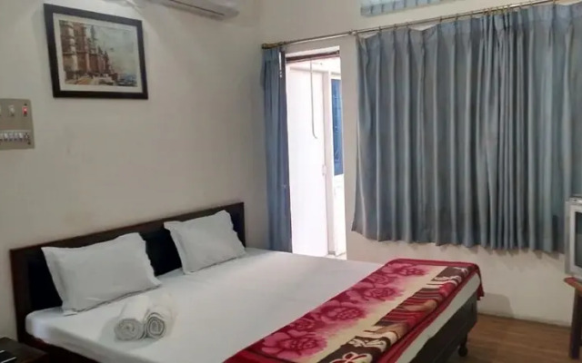 Goroomgo Esan House Varanasi