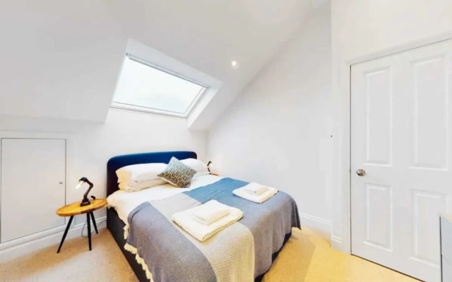 Stunning 1 Bedroom Apartment With Roof Terrace