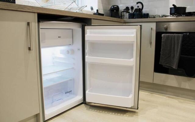 Low Cost, 4 Bed with Parking 09
