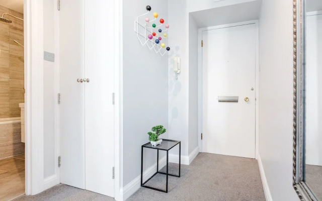 Stylish Riverview Apt with Roof Terrace