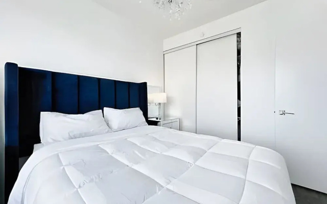 Gorgeous Condo By the Lake W/Parking