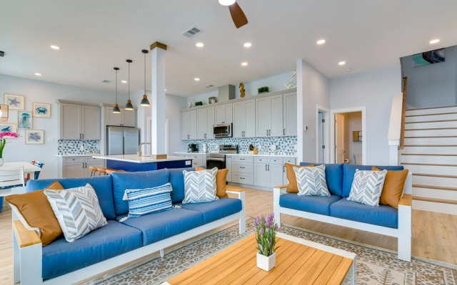 Steps to Beach: Vibrant House in Galveston!