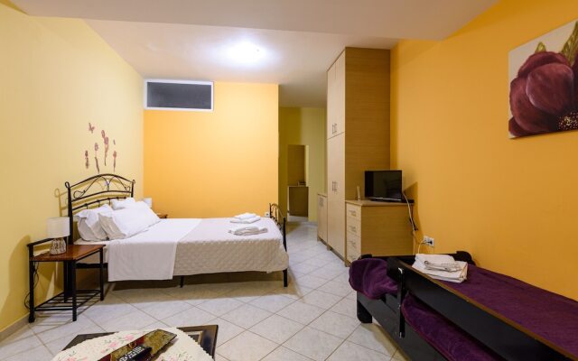 Kyparissia Garden Retreat - Sunny Master Suite