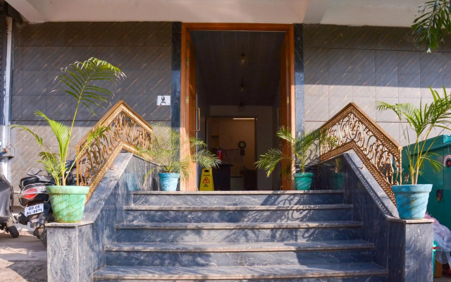 Super OYO Collection O 76597 Sayhallo Kanchan