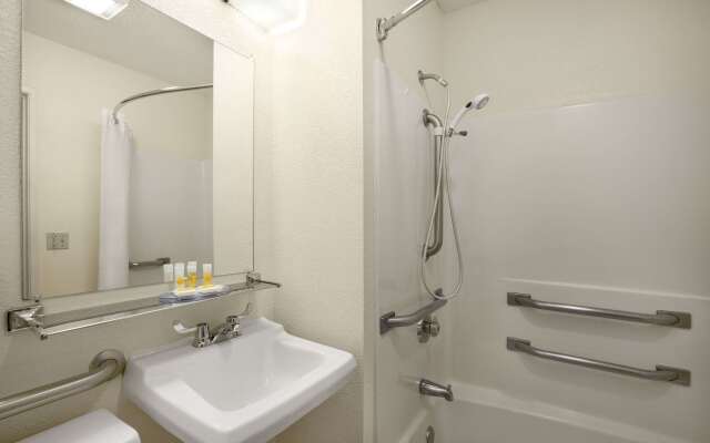 Days Inn by Wyndham Oglesby/ Starved Rock