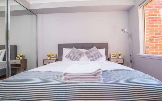 Rustic Hardwood 2 Bedroom Apartment in Randwick