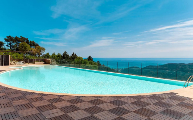 Albatros - swimming pool with sea view and small terrace