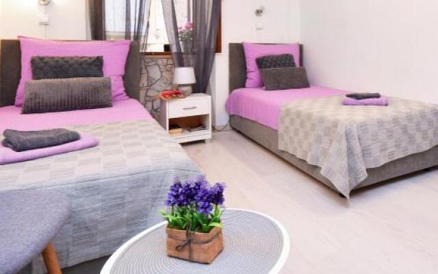 Apartments & Rooms As