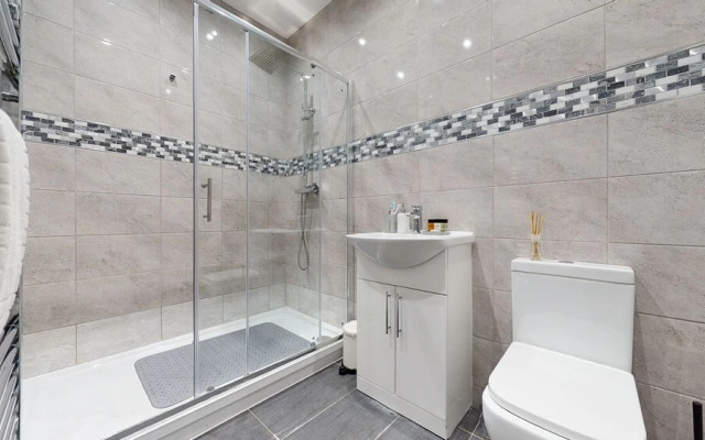 Charming 5-bed House in Romford