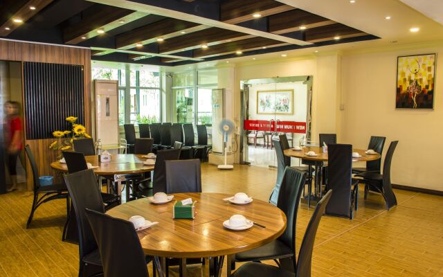 Green Leaf Hotel