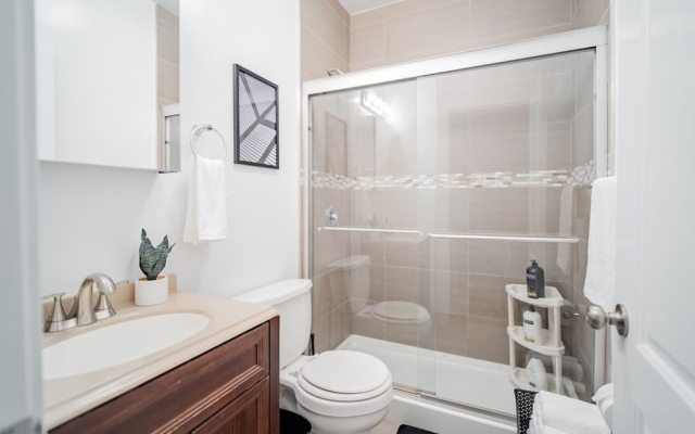 2BR Apt in Lively Ngbrhood Wrigley Field