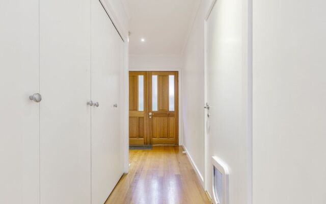 Tranquil Townhouse in Port Melbourne
