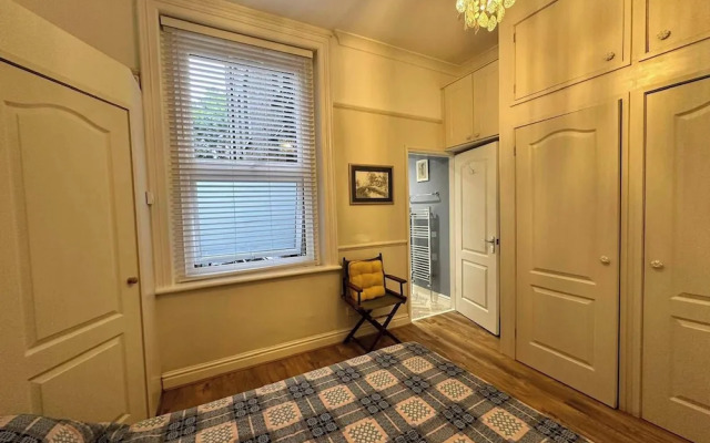 Stunning 1-bed Flat W/seaview, Garden Pet Friendly