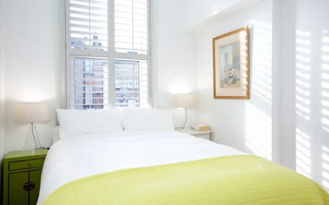 English Retro 2BR Apt, Moments From Battersea Park