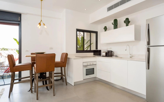 Walk to Beaches from an Arty New-Build Apartment