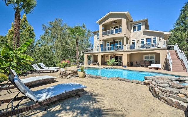 Luxe Getaway w/ Riverfront Views in Grants Pass!