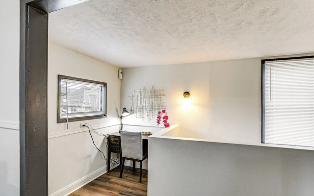 Walkable Location: Welcoming Unit in Omaha