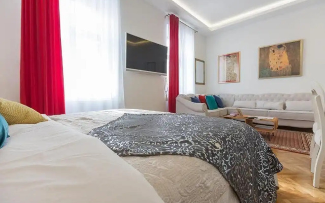 Aurelia Antik Apartments & Rooms