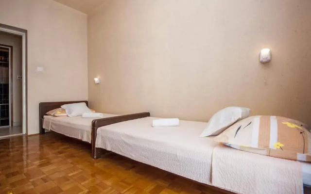 One-bedroom Apartment Near Beach