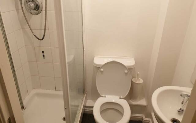 2 Bed Apartment B70 off M6 With Free Parking