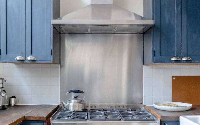 Tastefully Curated Mezzanine Studio Flat Hackney!