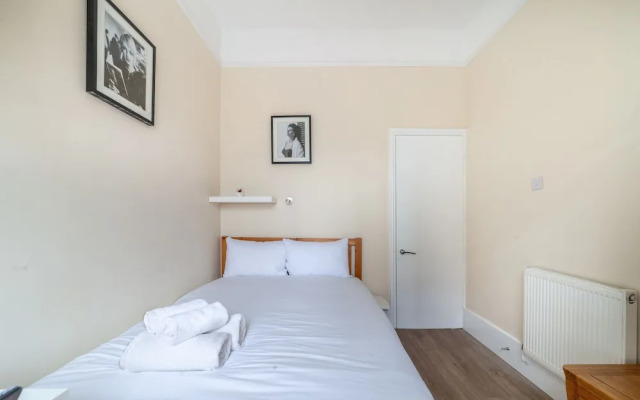 Spacious 3-bed flat by popular Waterloo