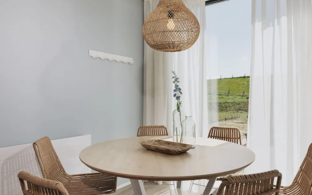 Luxury Lodge with 2 Bathrooms near Markermeer