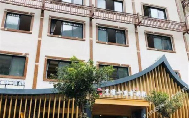 Zhengba Shilixiang Courtyard (Luding Daduhe Bridge)