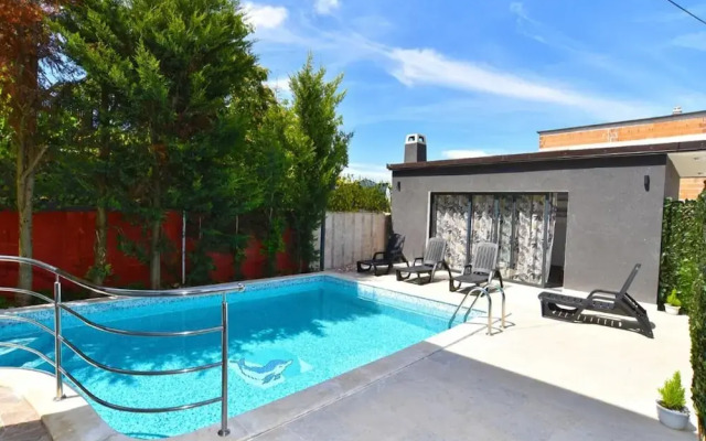 Cozy Apartment With Shared Pool