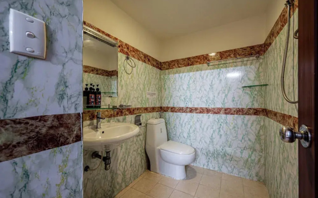 Hoàng Long Hotel By Cozrum