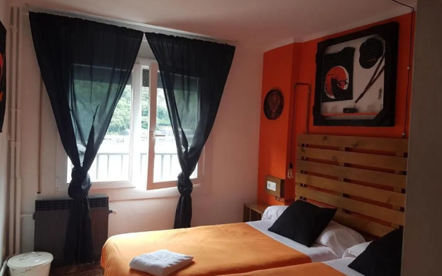 Barri Antic Hostel & Pub