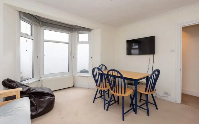 Spacious 1BD Flat w/ Garden - Hammersmith!