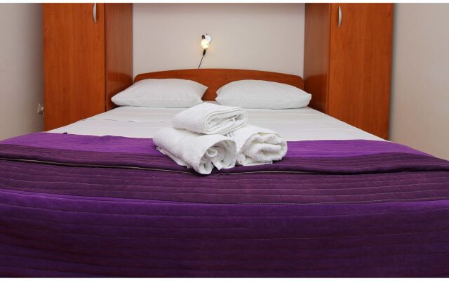 Apartment Elvi - amazing position & parking: A2 Primosten, Riviera Sibenik