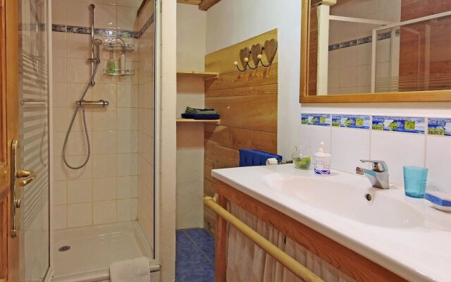 Superb Savoyard traditional chalet located 500 m from the slopes