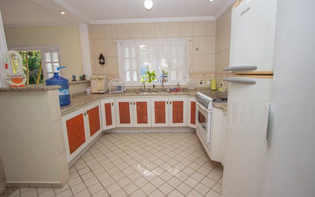 Casa ampla em Bertioga - 2 min. da praia