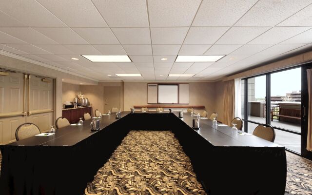 Hampton Inn & Suites Kansas City-Country Club Plaza