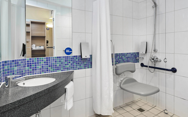 Holiday Inn Express London - Newbury Park