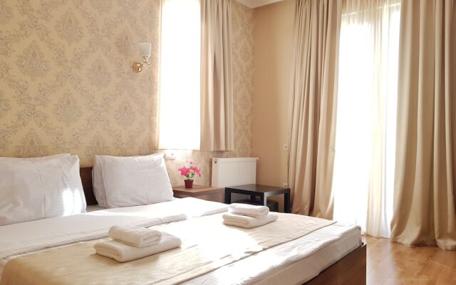 Gold Line Hotel