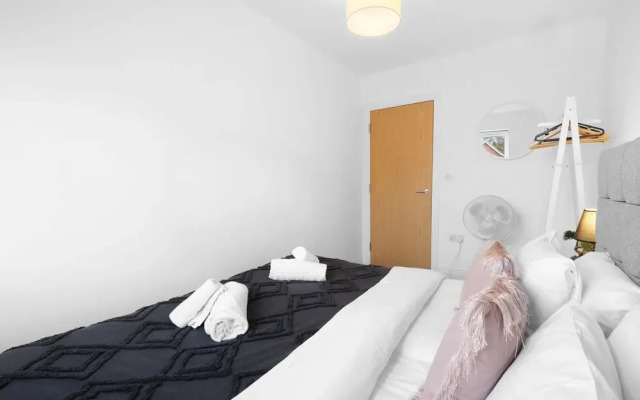 Spacious 6 Bedroom House in Denton Way