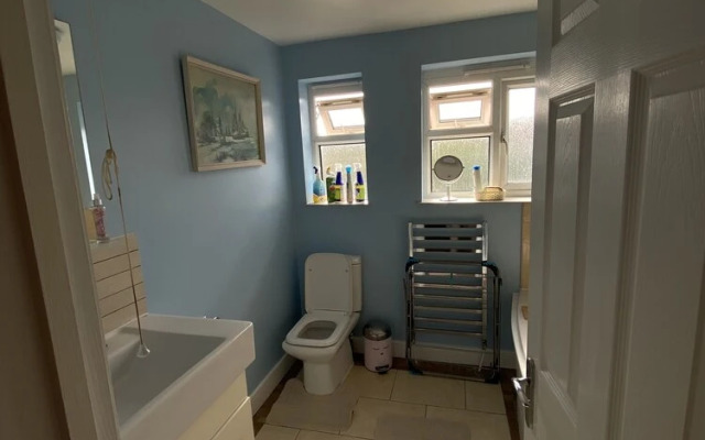 Immaculate 2-bed Apartment in Isleworth by River