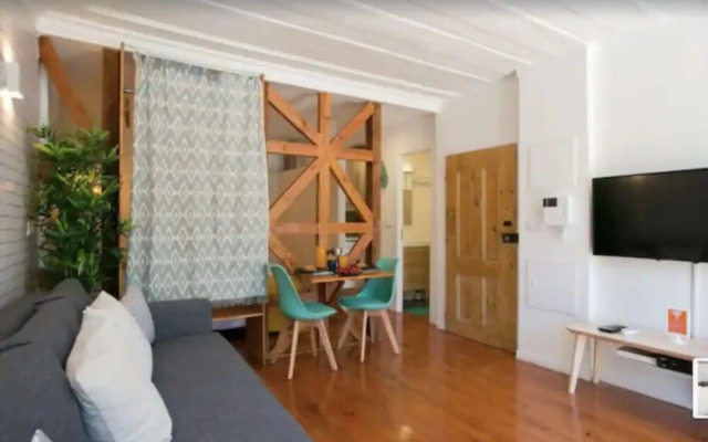 Sunny Photographer's Studio w Balcony in Alcântara