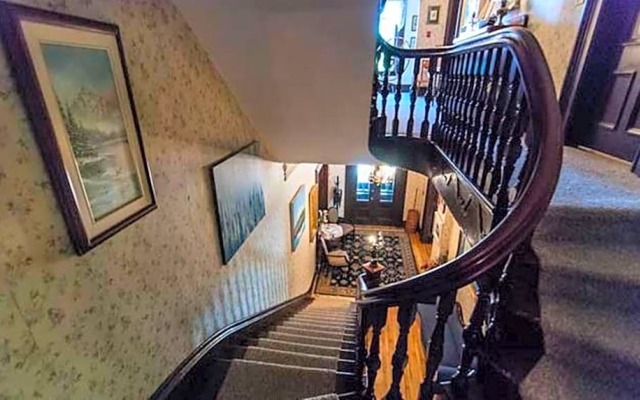 Carriage House Inn