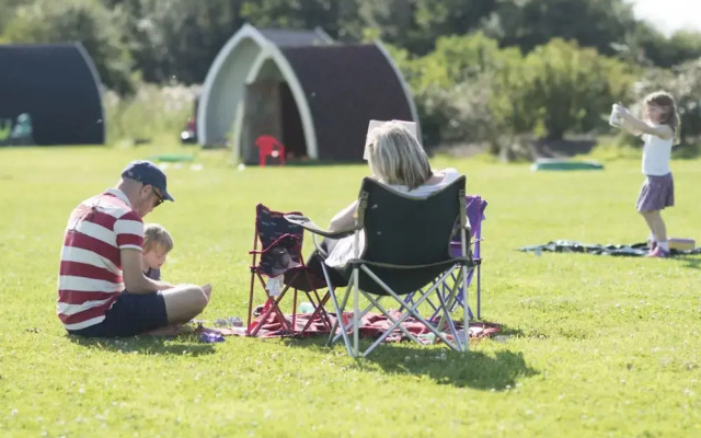 Camping Pod Near Lake - Campsite