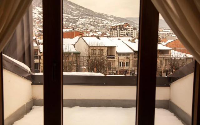 Driza's Family House - Quiet and Chill HOSTEL with 2 Pets around