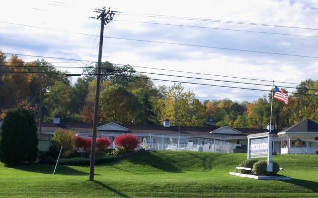 Longhouse Lodge Motel