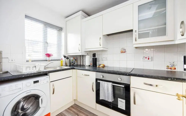 Remarkable 2- Bed House in Barking Essex