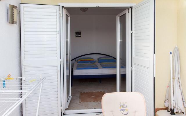 Super - 50 m from pebble beach - A11 Tommy (2+2)