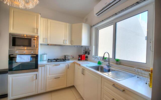 Charming 2 bedroom apartment close to Junior College ETUS1-1