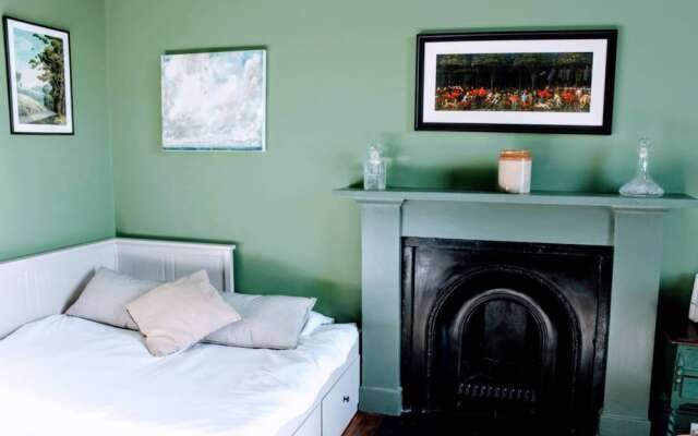 3 Bedroom Flat Overlooking the Meadows Sleeps 5