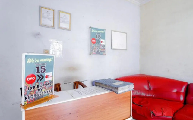 Super OYO 91535 J&b Rooms Tomang